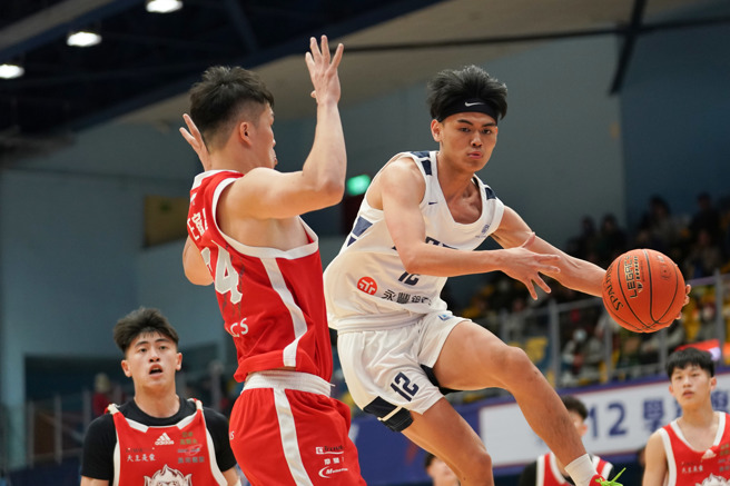 政治大學大一好手林子皓（右）替補出賽16分鐘貢獻12分。（大專體總提供）