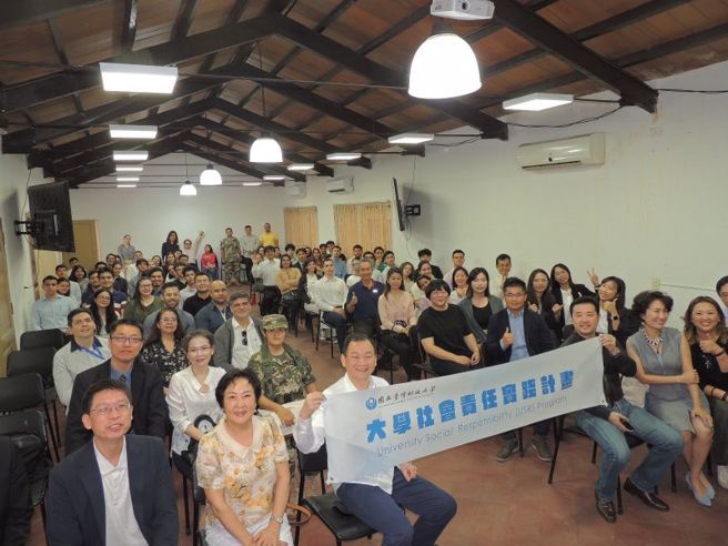 臺巴科大成果發表會合影。第一排左三為臺灣駐巴拉圭韓志正大使、左二為亞松森中華會館古美桂理事長。(照片/國立臺灣科技大學提供)