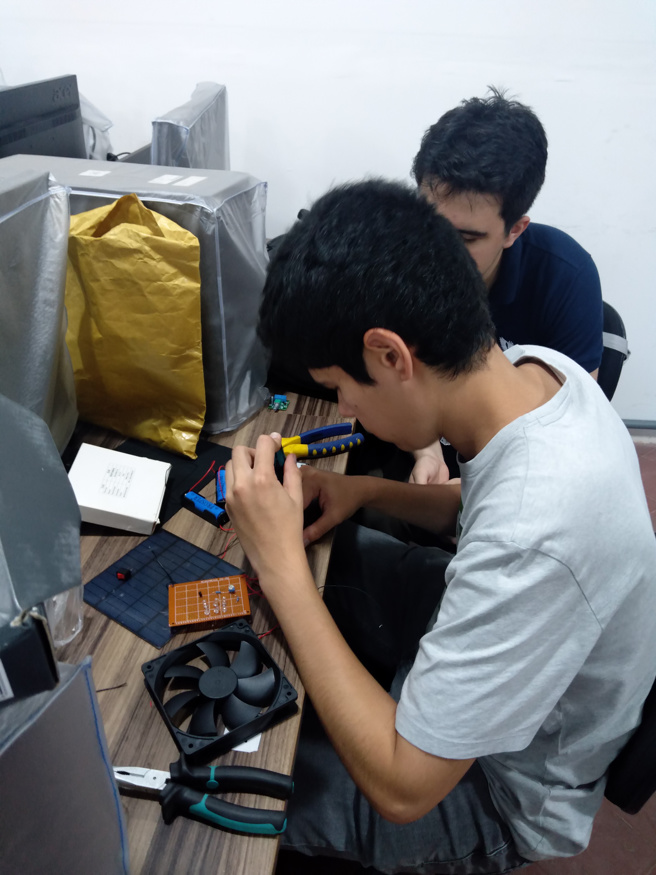 臺巴科大學生自行組裝太陽能捕蚊燈。(照片/國立臺灣科技大學提供)