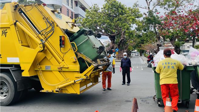 台东市公所3月1日起于南京路广场、县体育馆及东海运动公园试办「定点定时垃圾清运」，时段为每周一、二、四、五上午7点半至8点半。（萧嘉蕙摄）