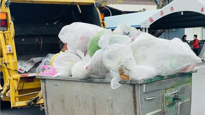 台东市「定点定时垃圾清运」仅收运厨余及家户垃圾，现场指派专人稽查。（萧嘉蕙摄）