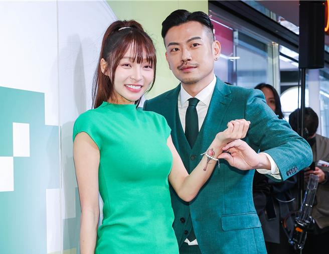 77老大（右）与林襄出席代言记者会。（粘耿豪摄）