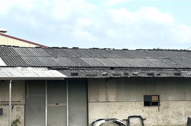 新竹县仍有多数家户具有石绵建材，总重量预估为1万3千公吨，环保局推出免费清运，民眾在自行依法拆除石绵建材后，将派员到府协助免费清运石绵建材废弃物。（新竹县政府提供／罗浚滨新竹传真）