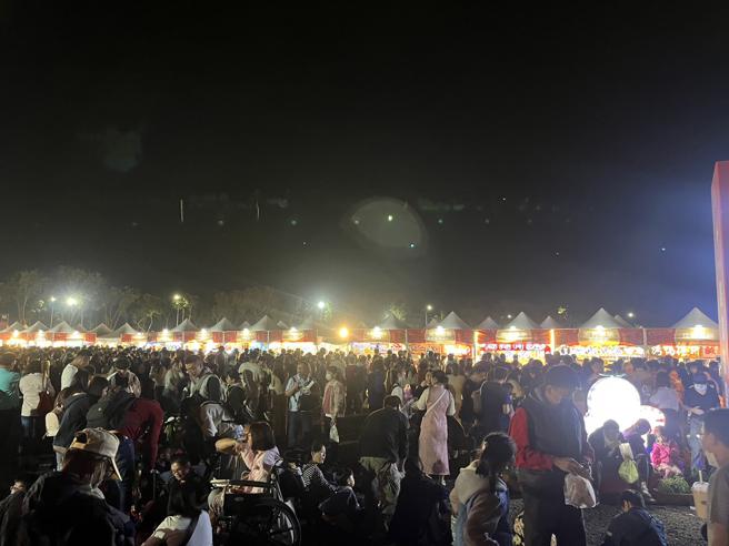 安平燈區美食市集湧人潮。（圖／台南市經發局）