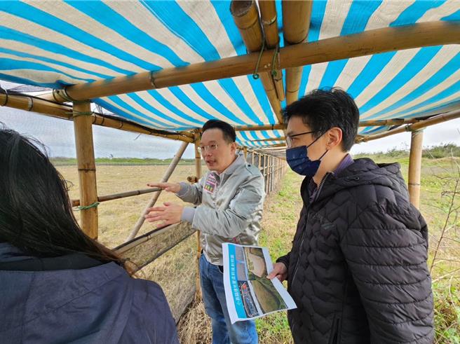 桃园市副市长苏俊宾近日率领相关单位到沿海，现勘小燕鸥繁殖栖地环境。（环保局提供／蔡明亘桃园传真）