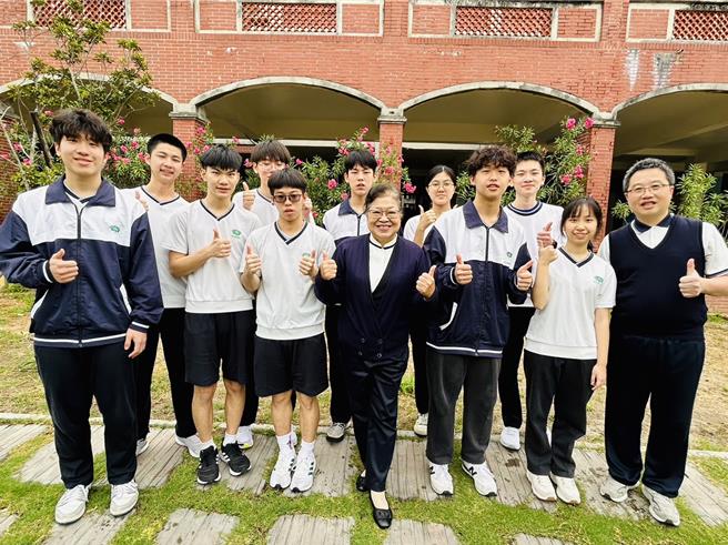 花莲慈大附中大学学测成绩亮眼，4科成绩总和55级分以上有4人，超过50级分则有14人。（花莲慈大附中提供／罗亦晽花莲传真）