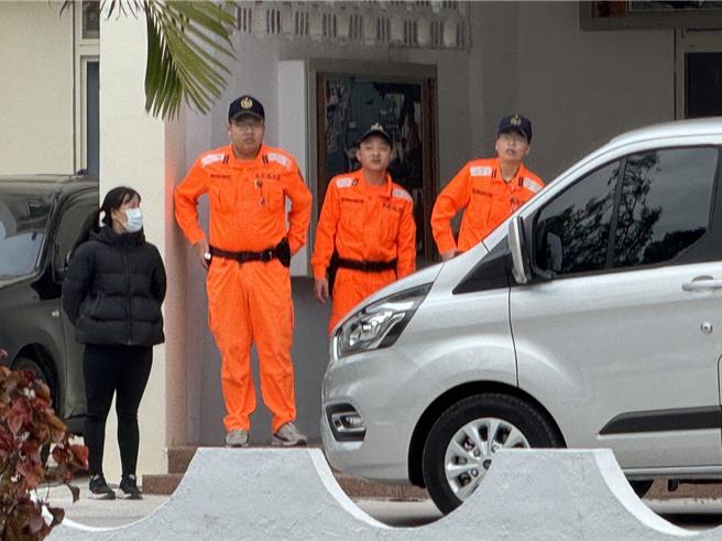 海巡副署長許靜芝等談判人員今上午返台後下午又到金門，據悉眾人將展開第9次會談，但僅部分返金海巡人員帶了行李，外界臆測是否再破局就不談了？海巡人員面對詢問皆未回應。（于家麒攝）