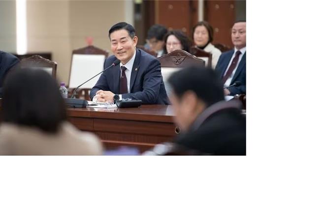 韓國防部長申源湜26日在記者會中發言 （韓國防部提供）