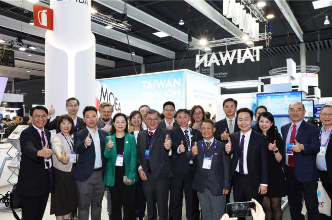 国内外伙伴参加中华电信台湾馆Happy Hour活动。图／中华电信提供