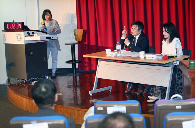 國民健康署27日舉行「人工生殖修法議題」公聽會，台灣女人連線理事長黃淑英（台上左）因公聽會內容的認知差異，一度與主持會議的衛福部次長周志浩（台上中）短暫爭論。（范揚光攝）