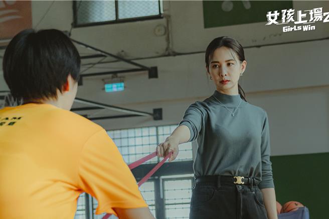 《女孩上場2》前導預吿中的安心亞，呈現又正又殺的韓式鐵血教練風格。（客家電視台、魔幻時刻電影提供）