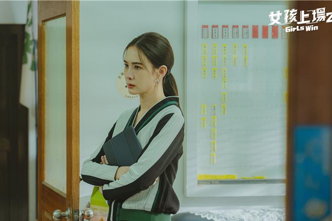 《女孩上場2》前導預吿中的安心亞，呈現又正又殺的韓式鐵血教練風格。（客家電視台、魔幻時刻電影提供）