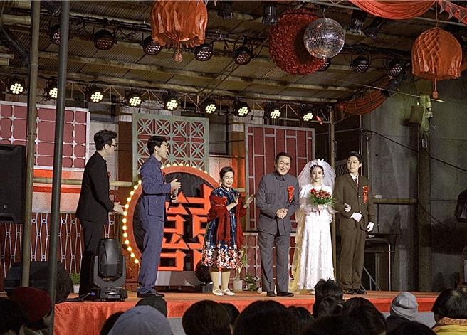 《一村喜事》舞台剧演出，演员精彩的表演，将观眾带入眷村回忆。（时艺多媒体提供）