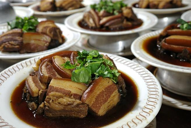 《一村喜事》办桌菜色之一，梅乾富贵喜扣肉。（时艺多媒体提供）