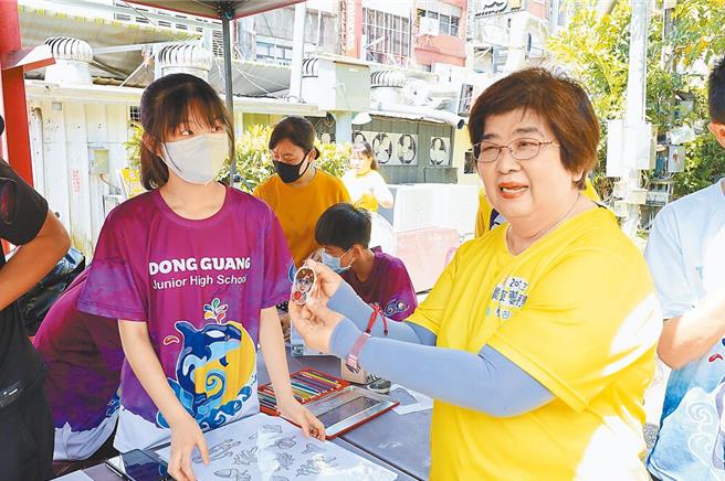 宜兰县罗东镇长吴秋龄（右）出席镇公所活动。（本报资料照片，宜兰县罗东镇公所提供／李忠一宜兰传真）