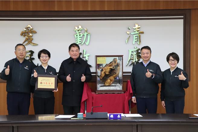 苗栗县长锺东锦今天也特别颁发纪念品给张蕊仙、范阳添。（苗栗县政府提供／李京升苗栗传真）