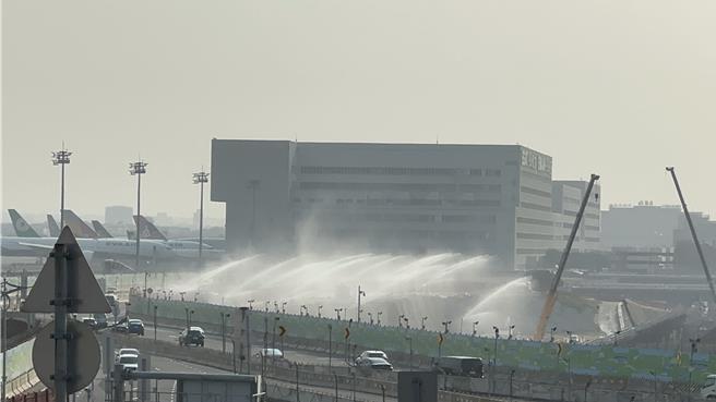 桃園機場工程日間大型自動灑水。(環保局提供／蔡依珍桃園傳真)