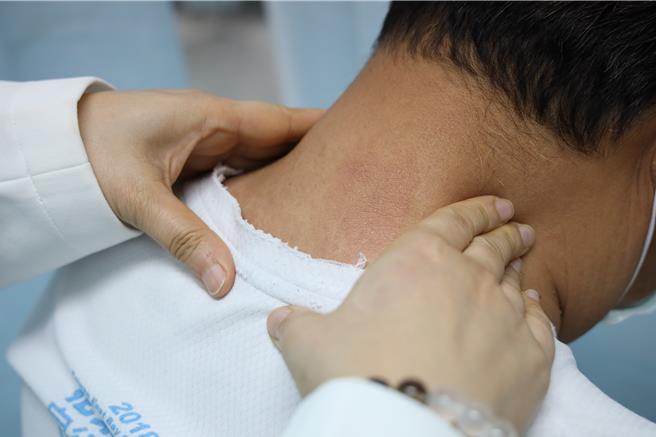 中医师提醒肩颈僵硬紧绷，未必是劳动造成的不适症状，也有可能是高血脂引发血管阻塞造成的循环不良。（关山慈济医院提供／萧嘉蕙台东传真）