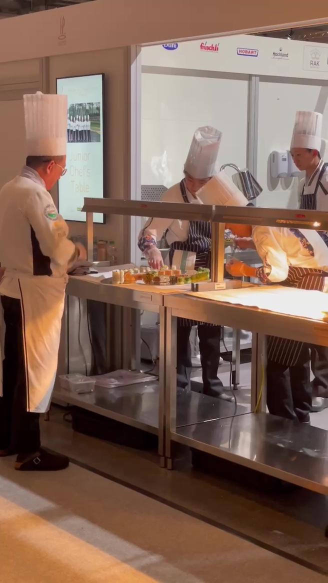 台湾团队首先要克服像在冷冻柜的环境中做菜，马拉松式的赛程，考验的不仅是厨艺还有毅力。（图／国立高雄餐旅大学）