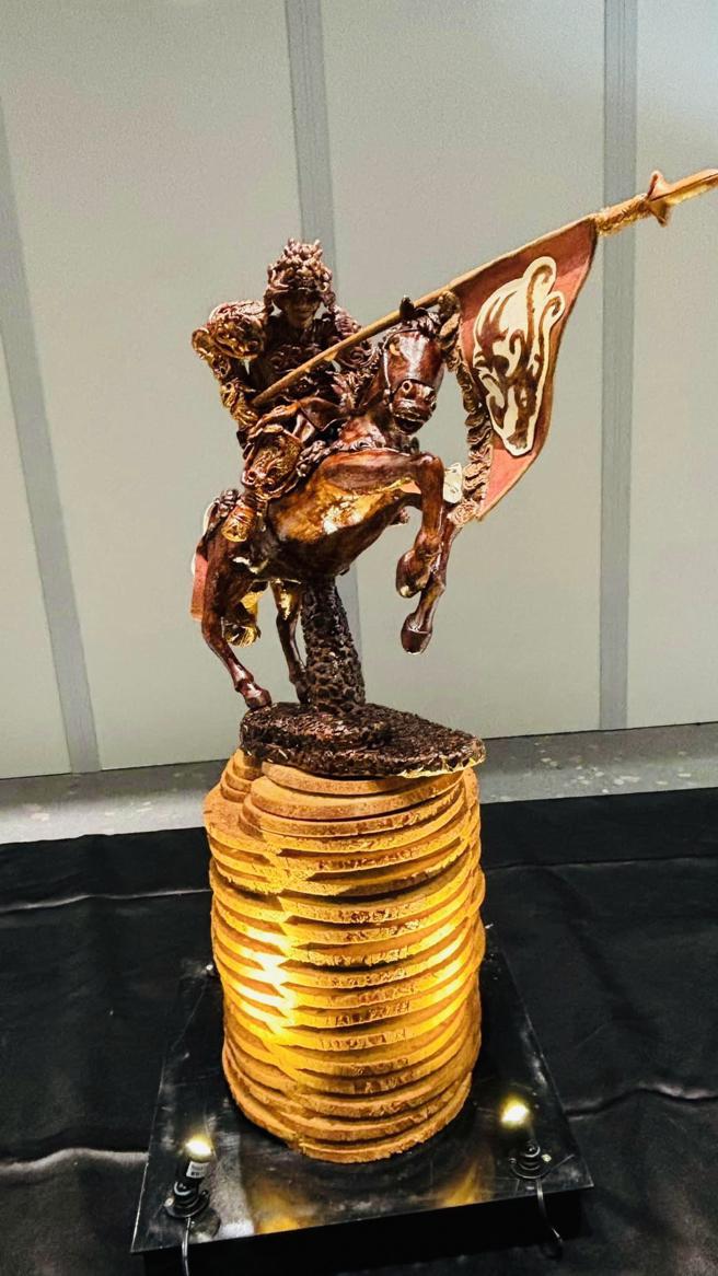 一马当先 龙年行大运 赖毓宏老师的作品被现场民眾不慎被破坏，修復之后仍拿到银牌。（图／国立高雄餐旅大学）