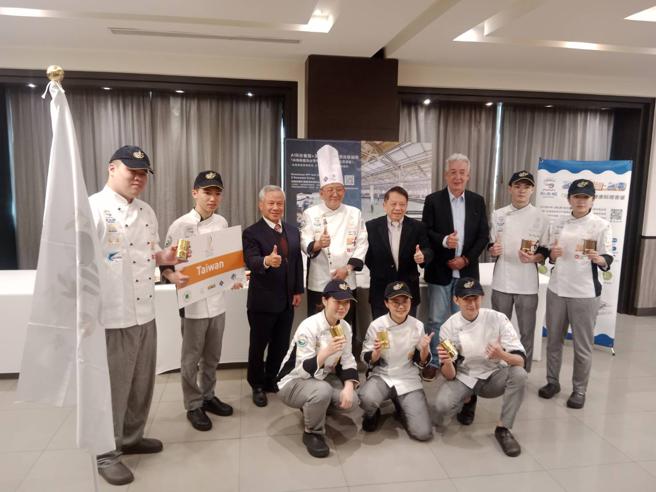 高餐大校长陈敦基(后右4)勉励得奖师生得到如此殊荣，象徵师生手艺已是世界级的水准，日后勤加精进会有更亮眼成绩。（图／韩文明摄）