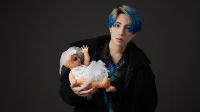 王狗拍摄「对自己下降头」影片。（图／翻摄自王狗 IG）