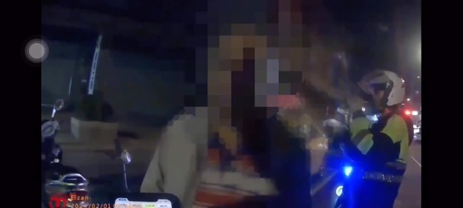 台北市一名61岁张姓男子，日前因到朋友家喝酒，酒后返家时骑乘自行车在道路上蛇行，快到家门前被巡逻警员拦下。（翻摄画面）