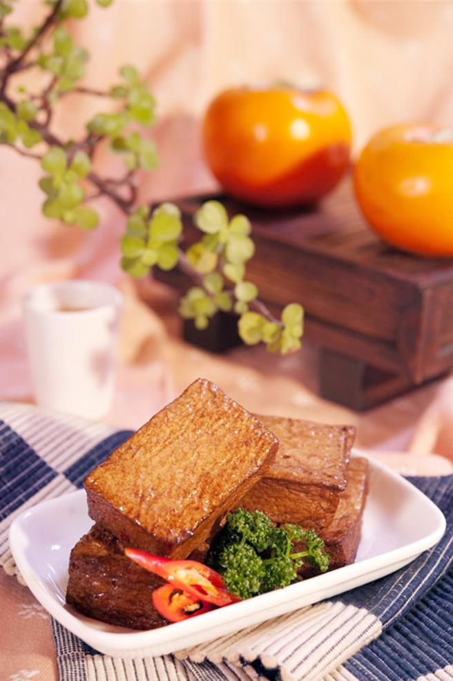 Global Mall桃园A8店推2月28日圣巴黎焦糖滷味单笔消费满100元，即赠四大天王任选一。（Global Mall提供／朱世凯台北传真）