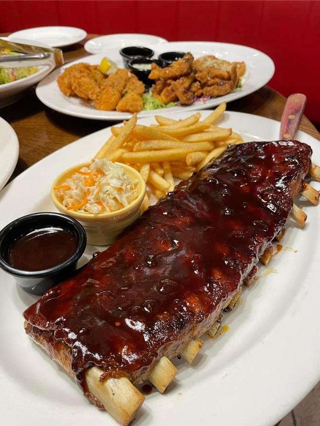 Global Mall新北中和店TGI FRIDAYS推2月寿星出示证明即可享「炭烤猪肋排」买一送一。（Global Mall提供／朱世凯台北传真）