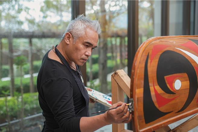 瑞穗天合国际观光酒店持续推动地方文化，周年庆期间邀请国际知名阿美族艺术家优席夫，开设艺术美学彩绘课程。（业者提供）