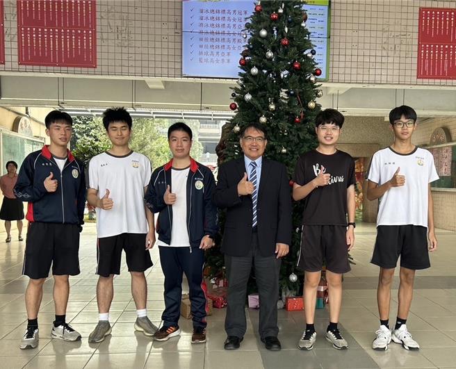 屏東縣潮州高中在今年學測成績表現亮眼，當中黃兆立（左二）更是突破自我，取得「國、英、數A、數B、自然、社會」6科滿分總計90級分。（潮州高中提供／謝佳潾屏東傳真）