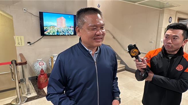 海巡副署長許靜芝步出會場時面露微笑，面對媒體提問皆不發一語，最後雙手合十搭車離開。（于家麒攝）