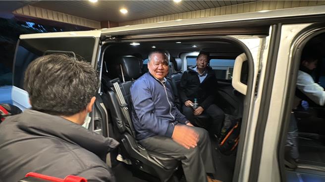 海巡副署長許靜芝步出會場時面露微笑，面對媒體提問皆不發一語，最後雙手合十搭車離開。（于家麒攝）