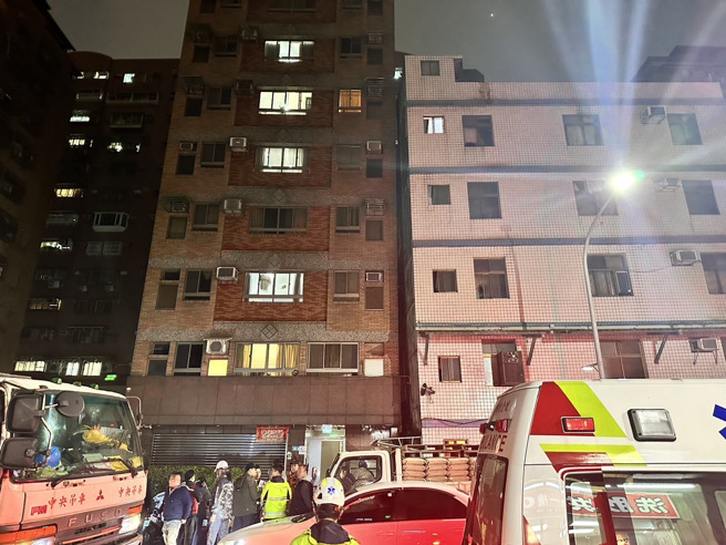 新北市三重区一处工地建案，疑似发生工程疏失，导致附近住户大楼倾斜。（翻摄画面）