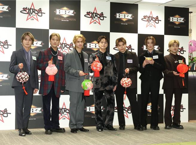 BALLISTIK BOYZ成员砂田将宏（左起）、深堀未来、海沼流星、日高龙太、加纳嘉将、松井利树、奥田力也应景拿着灯笼和汤圆拍照。（粘耿豪摄）
