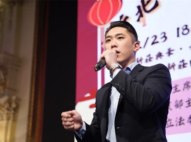 新北议会将加开临时会，民眾党新北市议员陈世轩轰蓝硬扯黄国昌、披绿把议会当秀场。（新北市议员陈世轩提供）