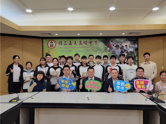 学测公布，嘉义高中成绩表现亮眼，27日家长会副会长高至男特别针对各类群最高分学生、普通班表现优异学生颁发奖励金。（嘉义高中提供∕吕妍庭嘉义传真）