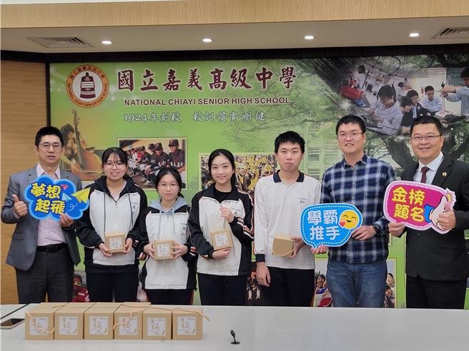27日家长会副会长高至男（左至右）特别颁发奖励金给翁翊瑄、卢子瑜、赖竑斌、陈禾书等学生，由老师谢闵丰、校长陈元泰见证。（嘉义高中提供∕吕妍庭嘉义传真）