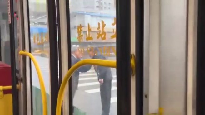 公车司机跟民眾在车门旁推挤拉扯，动作看起来就像在跳国标舞。（翻摄爆料公社二社）