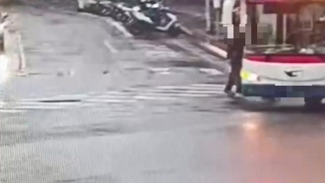 警方调阅路口监视器，但尚未接获相关报案。（翻摄画面）