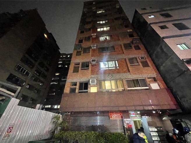 新北市三重区福隆路的新建工地疑似进行地基工程，造成左方公寓向右倾斜。（新北消防局提供／张铠乙新北传真）