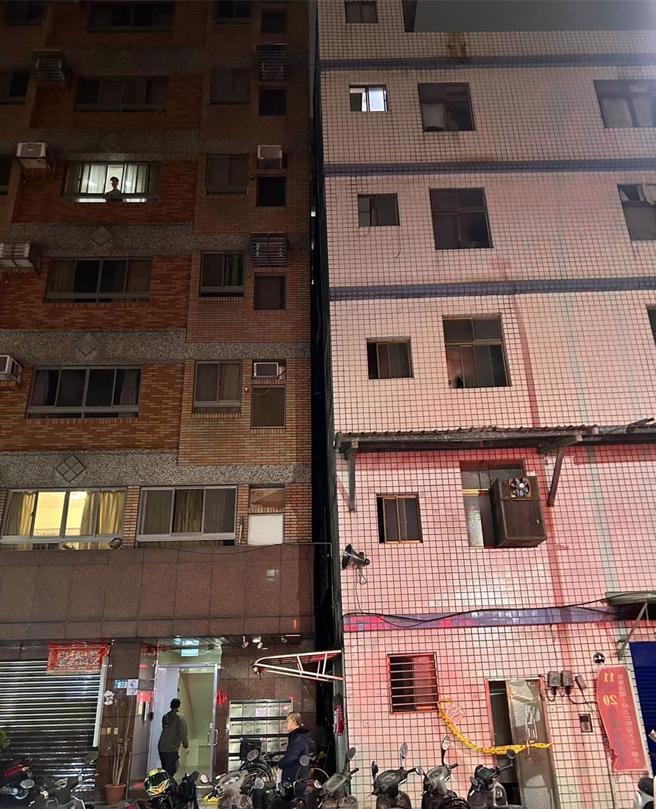 新北市三重区福隆路的新建工地疑似进行地基工程，造成左方公寓向右倾斜。（新北消防局提供／张铠乙新北传真）