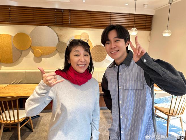 小野丽莎今年1月曾跟「苏打绿」吴青峰合作。（摘自官方微博）