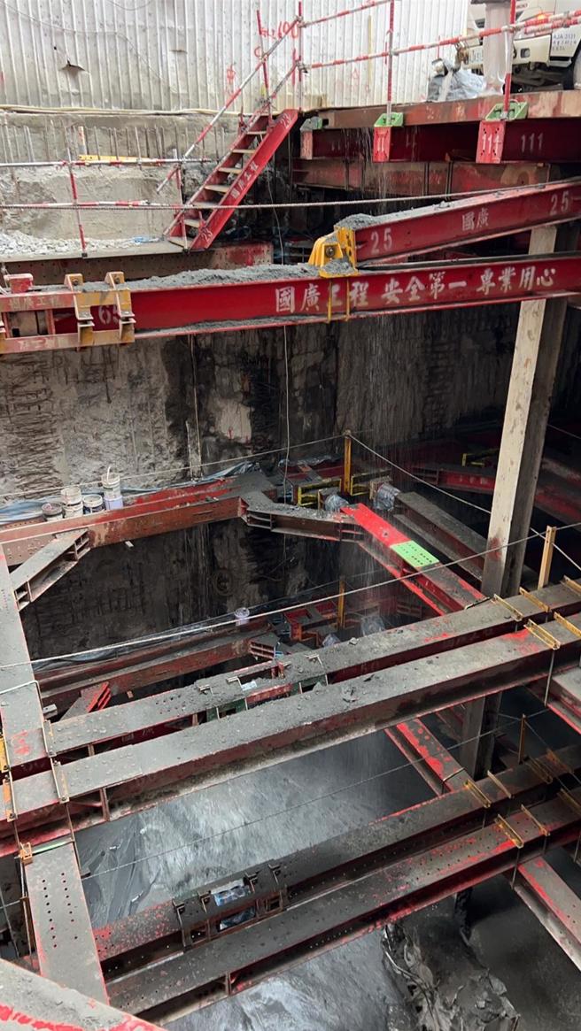 为平衡地基压力，需要灌水到地下室，警消紧急撤离住户，暂无立即危险。（新北市工务局提供）