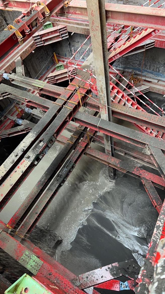 为平衡地基压力，需要灌水到地下室。（新北市工务局提供）