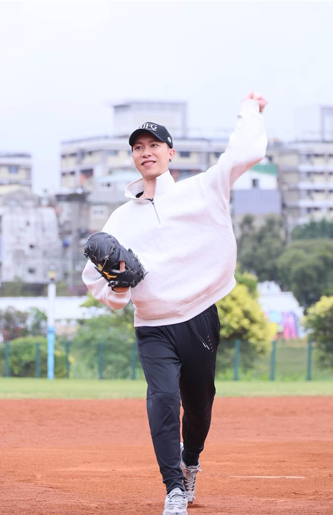 小春27日在棒球场举办新专辑宣传活动，在现场大秀球技。（本色音乐提供）