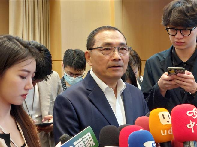 三重新建案挖地致邻栋大楼倾斜，新北市长侯友宜急奔现场关切。（陈慰慈摄）