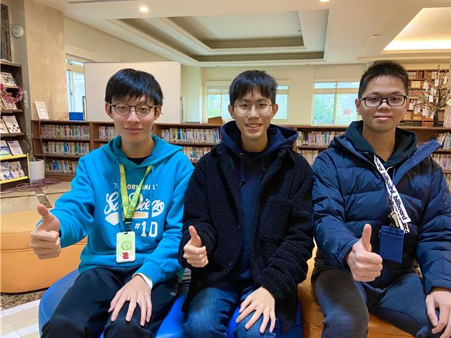 今年大学学测成绩27日公布，基隆自然组、社会组最高分分别由黄奕、林品程、陈思齐（由左至右）拿下，均为二信高中同学。他们共同点是坚持自己的目标适性发展，配合学校安排善用学校资源，坚持晚自习，不参加补习。（二信高中提供／徐佑升基隆传真）