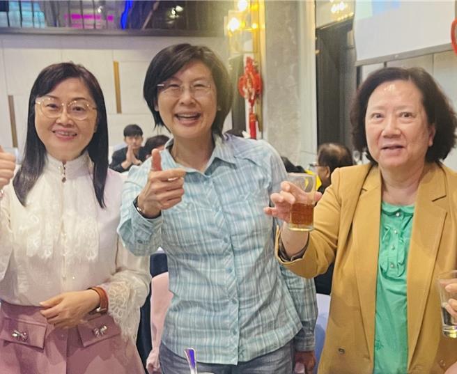 7连霸民进党立委林岱桦昨（26）日参加高雄市商业会新春餐会时，被商业友人力拱「更上一层楼」，她松口说，「还是要参加民进党党内初选」，希望寻求出席会员的支持。（高市商业会提供）★《中时新闻网》关心您：饮酒过量，有碍健康。酒后不开车，安全有保障！