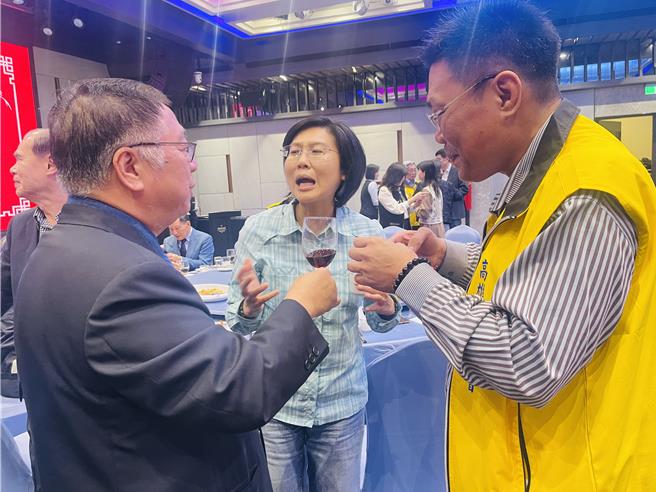 7连霸民进党立委林岱桦昨（26）日参加高雄市商业会新春餐会时，被商业友人力拱「更上一层楼」，她松口说，「还是要参加民进党党内初选」，希望寻求出席会员的支持。（高市商业会提供）★《中时新闻网》关心您：饮酒过量，有碍健康。酒后不开车，安全有保障！